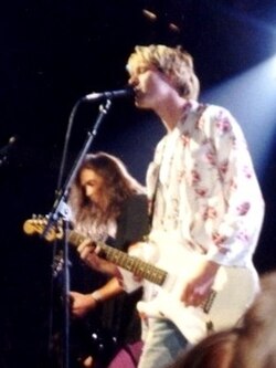 Cobain MTV Video Music Awards taqdirlash marosimida ijro etmoqda (1992)