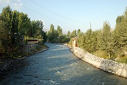 Isfara daryosi Chorku qishlogʻida (Tojikiston)