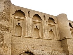 Iroqning Samarra shahridagi Qasr al-Oshiqdagi polilobli kamarli dekorativ boʻshliqlar (IX asr)