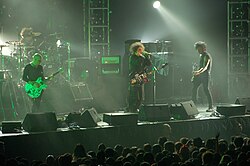 The Cure guruhi 2017-yil avgust oyida. Chapdan oʻngga: Pearl Thompson, Jason Cooper, Robert Smith va Simon Gallup.