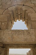Qasr al-Hallabat, Iordaniyadagi koʻp qavatli kamar (qavariq yoki chiqadigan boʻlaklari bilan) (VII—VIII asrlar)