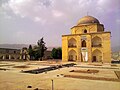 Bibi Doʻxtaron maqbarasi uzoqroqdan koʻrinishi